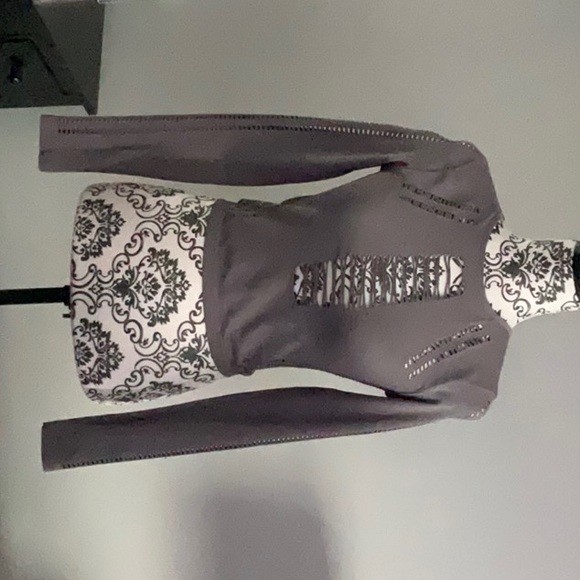 BNWT garage long sleeve grey top with cut outs - Picture 3 of 7